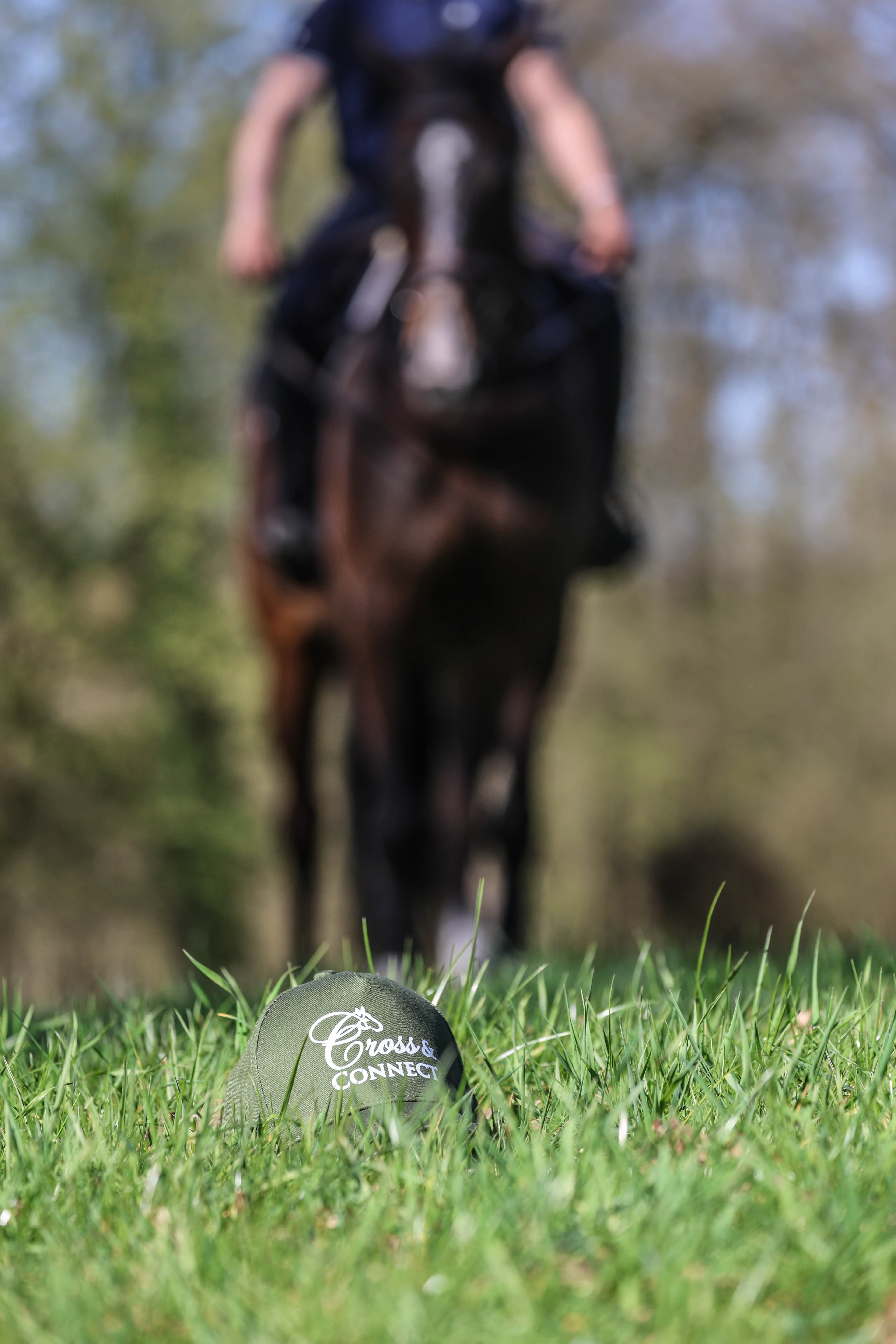 Cross & Connect cap met ruiter op de achtergrond